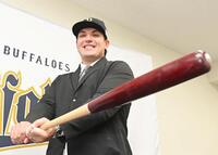 バットを手に笑顔を見せるボブ・シーモア（撮影・高部洋祐）