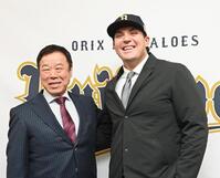 福良ＧＭ（左）と並んで笑顔を見せるボブ・シーモア（撮影・高部洋祐）