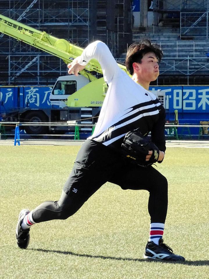 　自主トレを公開、キャッチボールする田中