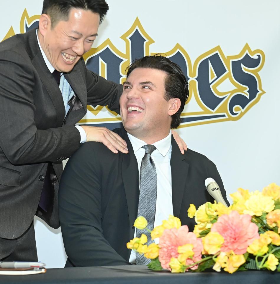 会見前、通訳に肩を揉まれ笑顔を見せるボブ・シーモア（撮影・高部洋祐）