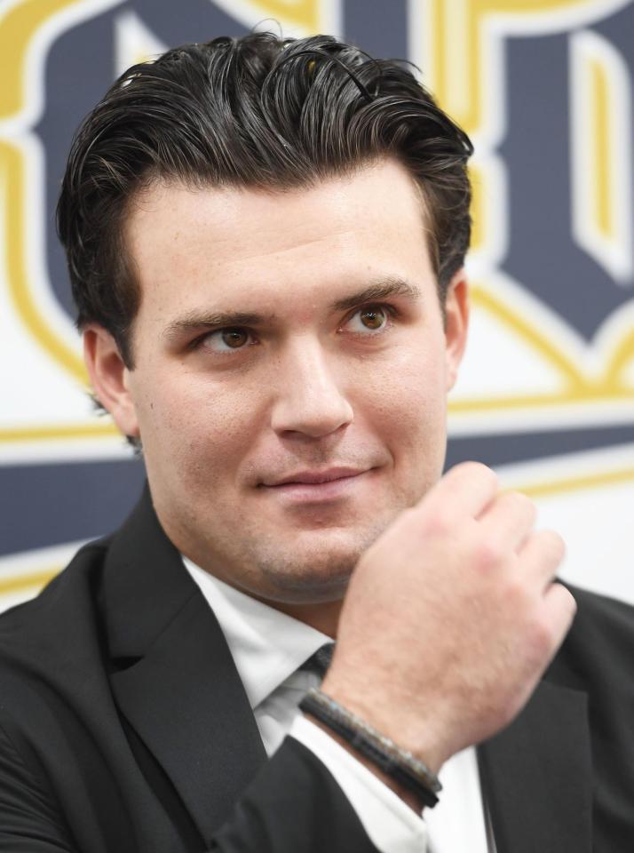 会見するボブ・シーモア（撮影・高部洋祐）