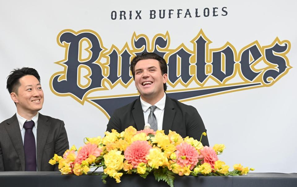 会見するボブ・シーモア（右）＝撮影・高部洋祐