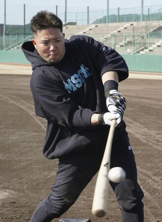 　打撃練習する山川