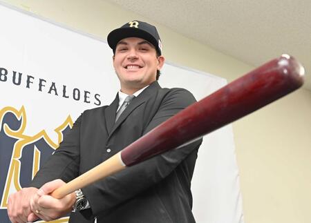 　バットを手に笑顔を見せるボブ・シーモア（撮影・高部洋祐）