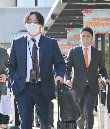 キャンプ地の宮崎に到着した丸（左）と則本