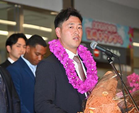 歓迎セレモニーであいさつする岸田（手前）