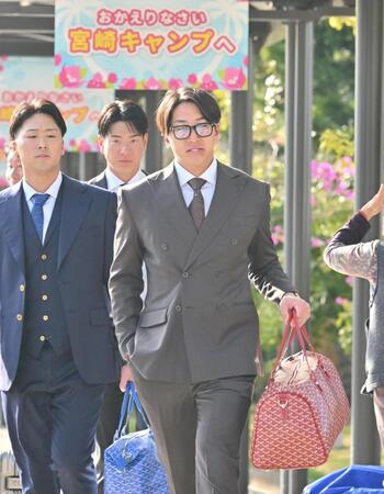 宮崎空港に到着した大勢（右）