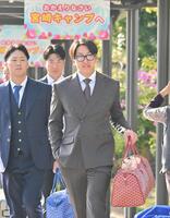 宮崎空港に到着した大勢（右）