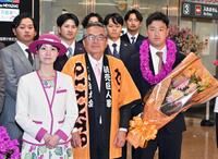 キャンプに向けた合同自主練習のため宮崎入りし、記念撮影をする巨人・岸田（右端）ら