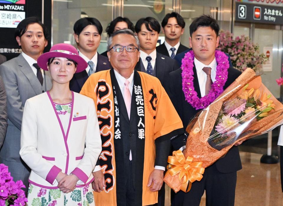 キャンプに向けた合同自主練習のため宮崎入りし、記念撮影をする巨人・岸田（右端）ら