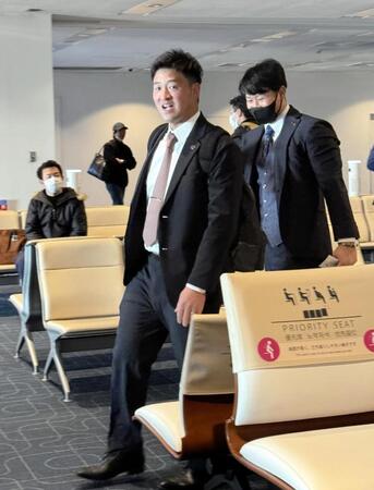 　宮崎行きの飛行機に向かう岸田