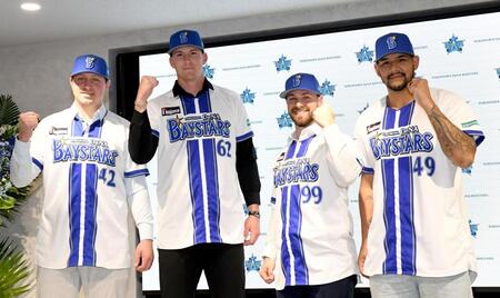 ガッツポーズを見せる（左から）オースティン・コックス、ショーン・レイノルズ、クーパー・ヒュンメル、ホセ・ルイーズ（撮影・佐藤厚）