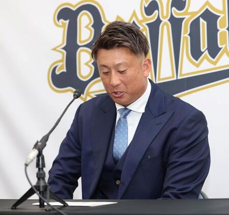 紙を見ながら会見をする杉本（撮影・中田匡峻）