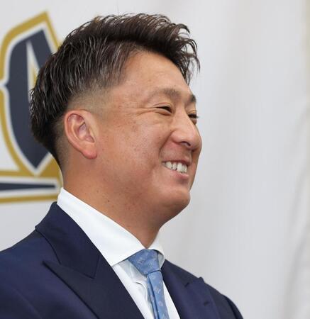 契約更改を終え、笑顔で会見をする杉本（撮影・中田匡峻）