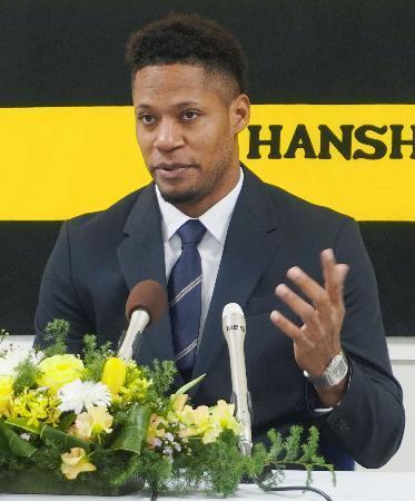 　入団記者会見する阪神の新外国人投手、モレッタ＝２８日、兵庫県西宮市