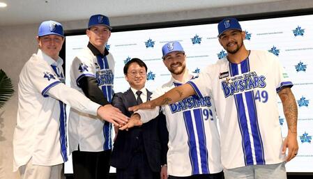 木村洋太球団社長（中央）をはさんで笑顔を見せる（左から）オースティン・コックス、ショーン・レイノルズ、クーパー・ヒュンメル、ホセ・ルイーズ（撮影・佐藤厚）