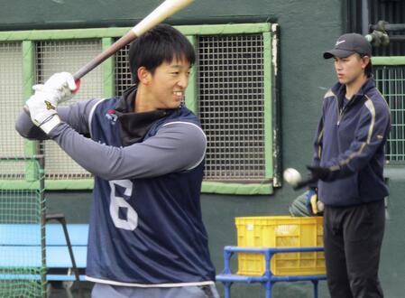 　新人合同練習で汗を流す松下