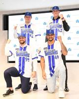 ガッツポーズを見せる（前列左から）クーパー・ヒュンメル、ホセ・ルイーズ、（後列左から）オースティン・コックス、ショーン・レイノルズ（撮影・佐藤厚）