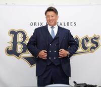 会見を終え、笑顔で席を立つ杉本（撮影・中田匡峻）