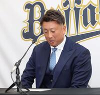 紙を見ながら会見をする杉本（撮影・中田匡峻）