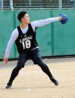 新人合同自主トレ最終日を迎え、キャッチボールする石垣