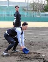 新人合同自主トレ最終日を迎え、ノックを受ける石垣