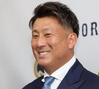 契約更改を終え、笑顔で会見をする杉本（撮影・中田匡峻）