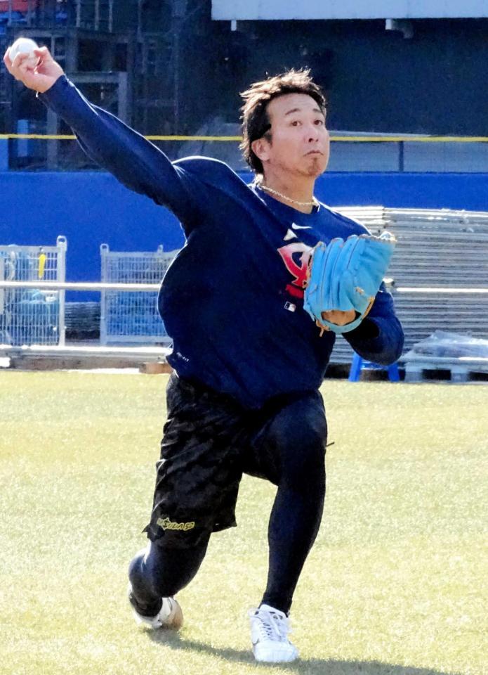 　自主トレを公開した益田（撮影・鈴木創太）