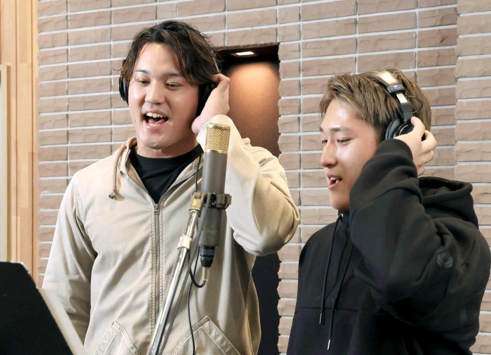 　球団歌「熱き星たちよ」のレコーディングを行った藤浪（左）と松尾（撮影・伊藤笙子）
