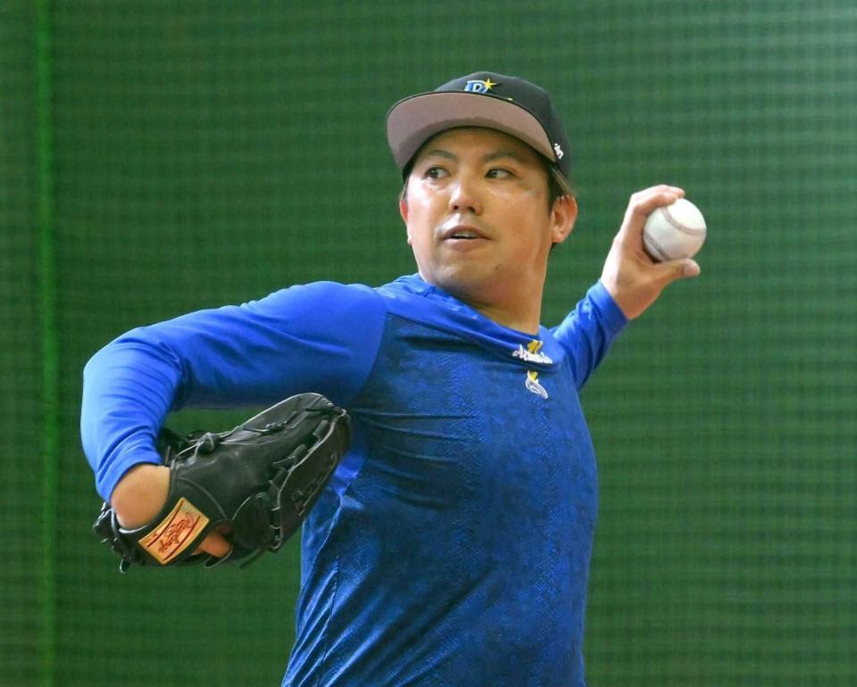 　ブルペンで調整する東