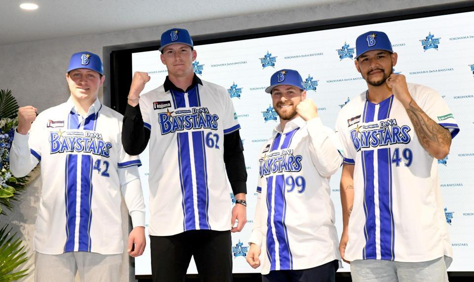 ガッツポーズを見せる（左から）オースティン・コックス、ショーン・レイノルズ、クーパー・ヒュンメル、ホセ・ルイーズ（撮影・佐藤厚）