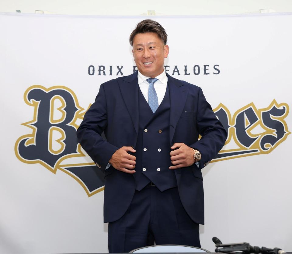 会見を終え、笑顔で席を立つ杉本（撮影・中田匡峻）