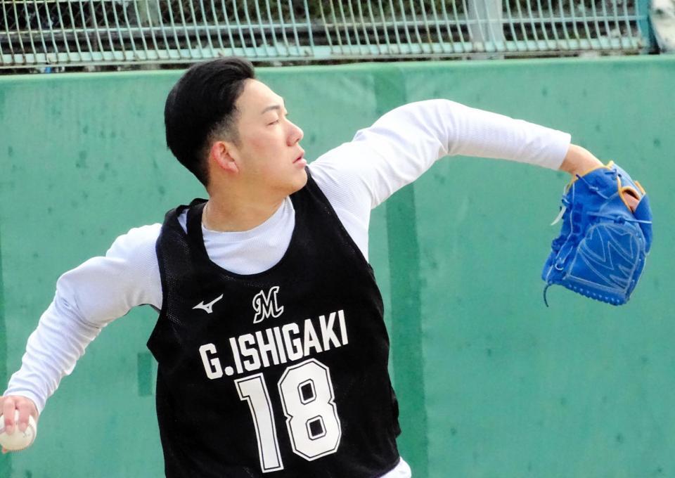 新人合同自主トレ最終日を迎え、キャッチボールする石垣