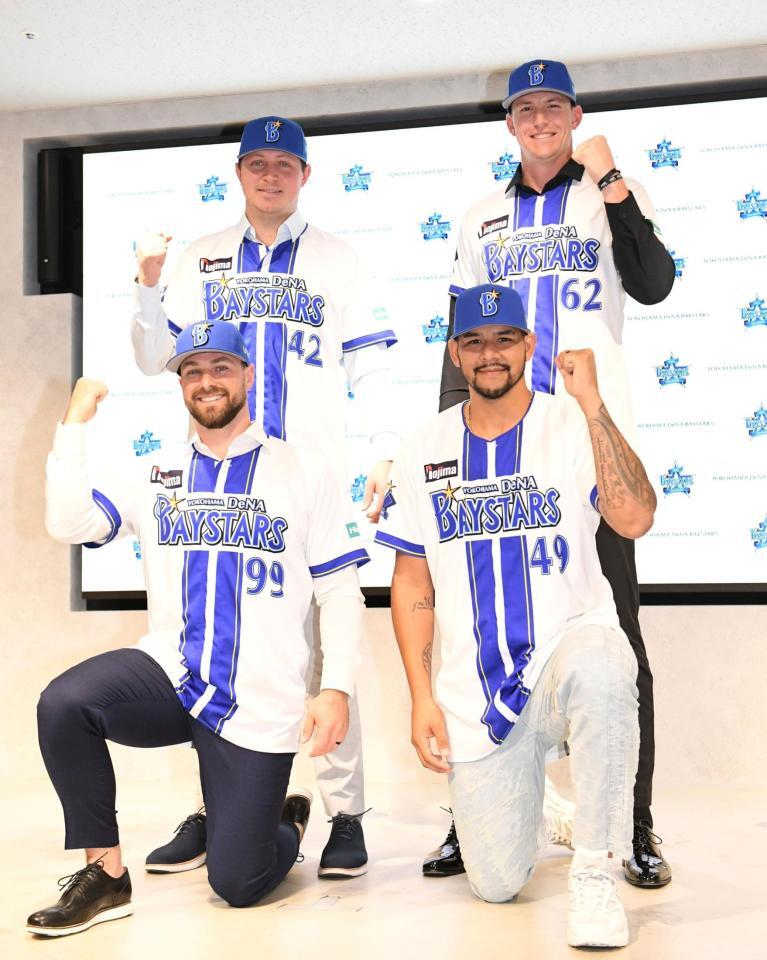 ガッツポーズを見せる（前列左から）クーパー・ヒュンメル、ホセ・ルイーズ、（後列左から）オースティン・コックス、ショーン・レイノルズ（撮影・佐藤厚）