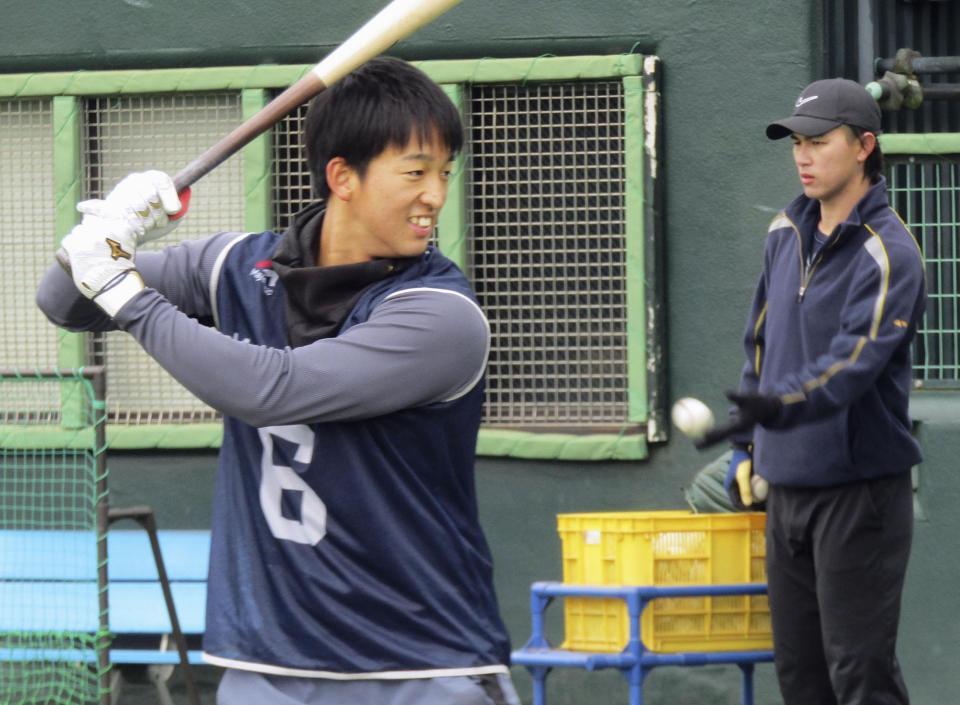 　新人合同練習で汗を流す松下