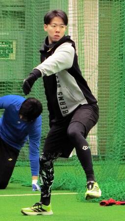 　投球フォームを確認する大川