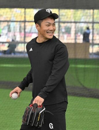 　投球練習を終え、笑顔を見せる則本