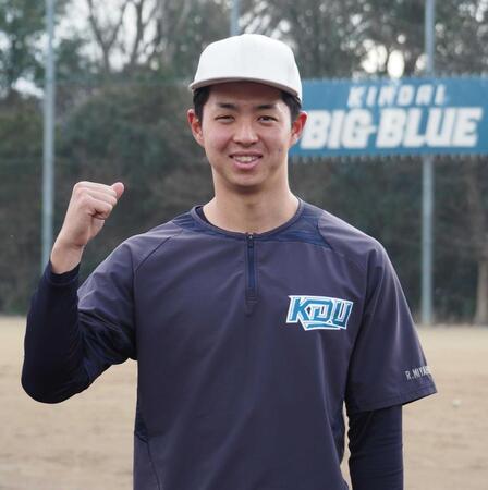 　グラウンドでガッツポーズする近大・宮原