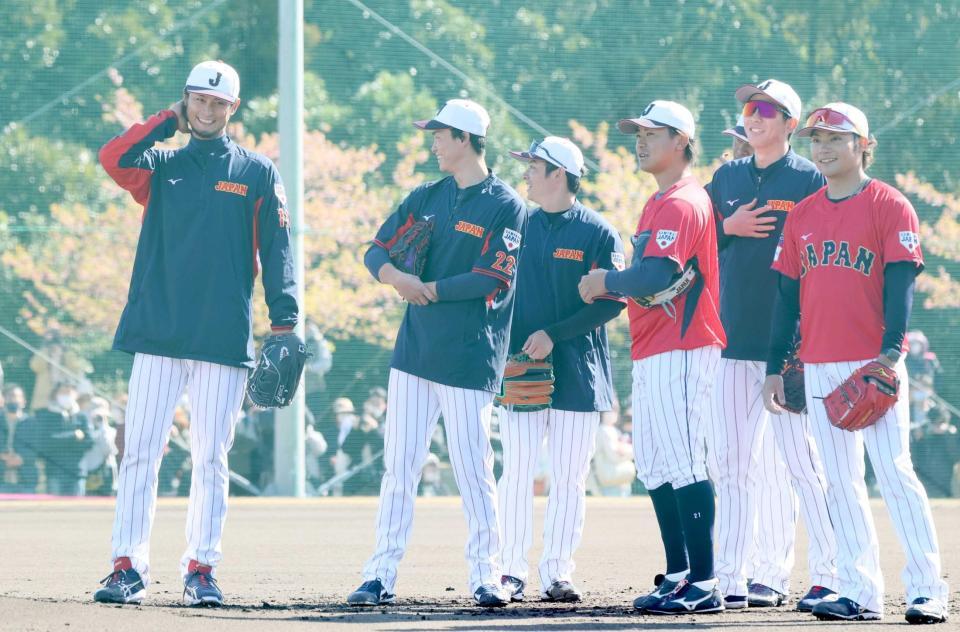 　２３年２月の宮崎合宿で（右から）伊藤、戸郷、今永、松井、湯浅らと話すダルビッシュ