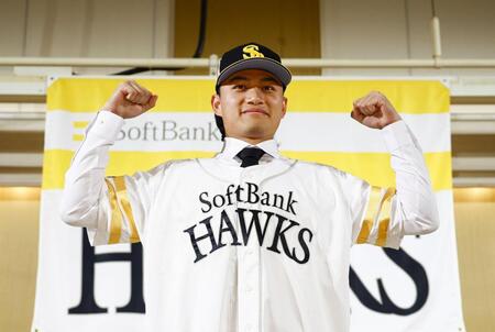 　ソフトバンクへの入団記者会見でポーズをとる徐若熙