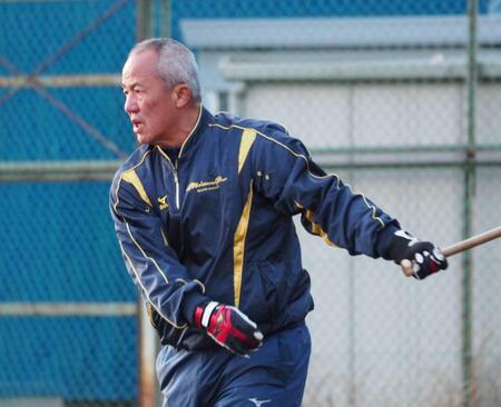 　ノックを打つ東洋大姫路・岡田監督