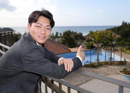 沖縄入りし、海を背にポーズを決める藤原（撮影・西岡正）