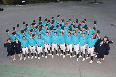 出場を決め喜ぶ山梨学院ナイン（撮影・石井剣太郎）