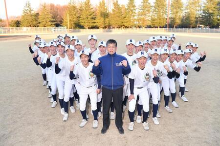 センバツ出場が決定しナインと共にガッツポーズを決め喜ぶ佐野日大・麦倉洋一監督（中央）＝撮影・開出牧