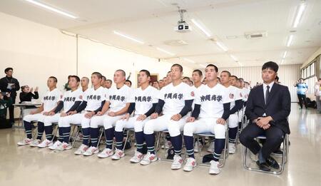 沖縄尚学ナインとともに選抜発表を聞く末吉良丞（前列右から３人目＝撮影・佐々木彰尚