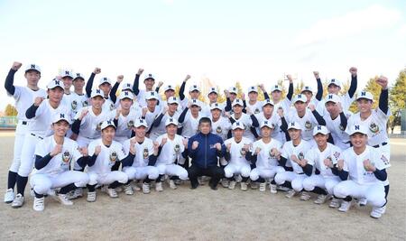 センバツ出場が決定しナインと共にガッツポーズを決め喜ぶ佐野日大・麦倉洋一監督（中央）＝撮影・開出牧