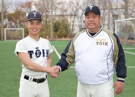 選抜出場が決まり、大阪桐蔭・西谷浩一監督（右）と握手をかわす大阪桐蔭・黒川虎雅主将（撮影・坂部計介）