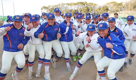 選抜高校野球大会への出場が決まり喜びを爆発させる神戸国際大付ナイン（撮影・立川洋一郎）