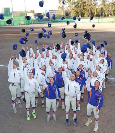 選抜高校野球大会への出場が決まり喜びを爆発させる神戸国際大付ナイン（撮影・立川洋一郎）