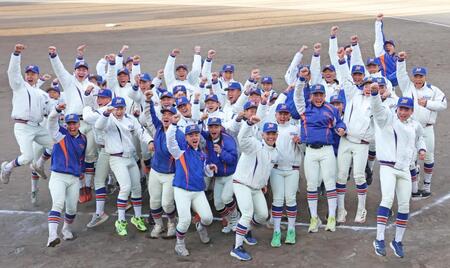 選抜高校野球大会への出場が決まり喜びを爆発させる神戸国際大付ナイン（撮影・立川洋一郎）
